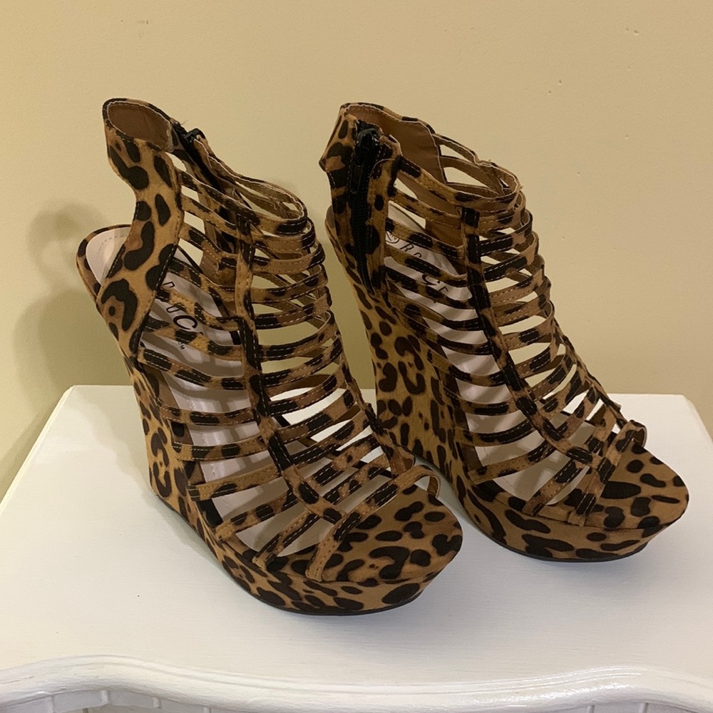 👠Rouge Dark Brown & Camel Print Wedges. Faux Suede👠